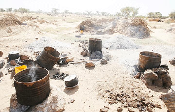 Extraction et commercialisation du natron à Balleyara : Malgré le système archaïque d’extraction, les femmes de Tondikandjé s’attèlent à la tâche Extraction et commercialisation du natron à Balleyara : Malgré le système archaïque d’extraction, les femmes de Tondikandjé s’attèlent à la tâche