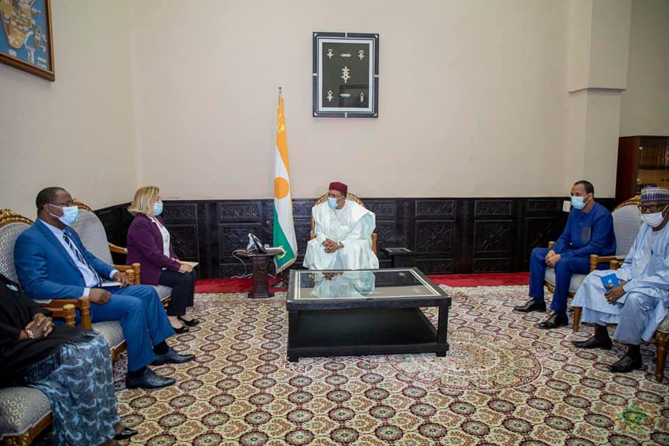 Le Président de la République Mohamed Bazoum s’entretient avec l’équipe de la Mission d’évaluation du MAEP Le Président de la République Mohamed Bazoum s’entretient avec l’équipe de la Mission d’évaluation du MAEP