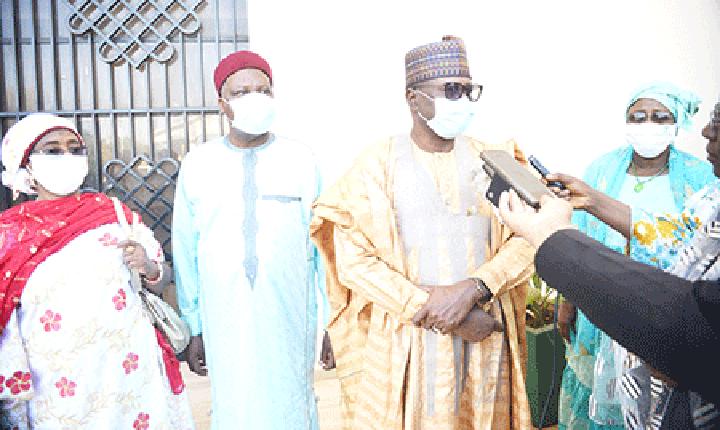 Assemblée nationale : SE. Seini Oumarou reçoit le rapport du CESOC des mains du président de ladite institution Assemblée nationale : SE. Seini Oumarou reçoit le rapport du CESOC des mains du président de ladite institution