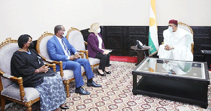 Au Cabinet du Président de la République : Le Chef de l’Etat s’entretient avec Fatma Zahra Karadja membre du Panel du MAEP Au Cabinet du Président de la République : Le Chef de l’Etat s’entretient avec Fatma Zahra Karadja membre du Panel du MAEP