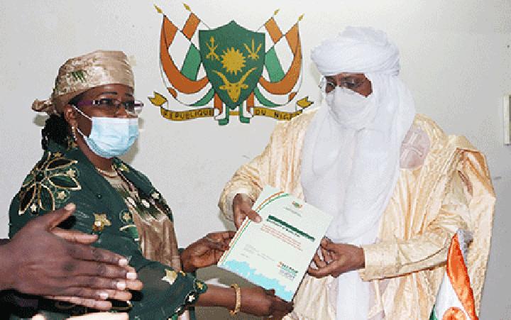 Remise du document législatif et institutionnel sur la protection des données à caractère personnel au Niger au Ministre de la Justice, Garde des sceaux : Vers un renforcement du dispositif législatif en matière de protection des données à caractère personnel Remise du document législatif et institutionnel sur la protection des données à caractère personnel au Niger au Ministre de la Justice, Garde des sceaux : Vers un renforcement du dispositif législatif en matière de protection des données à caractère personnel