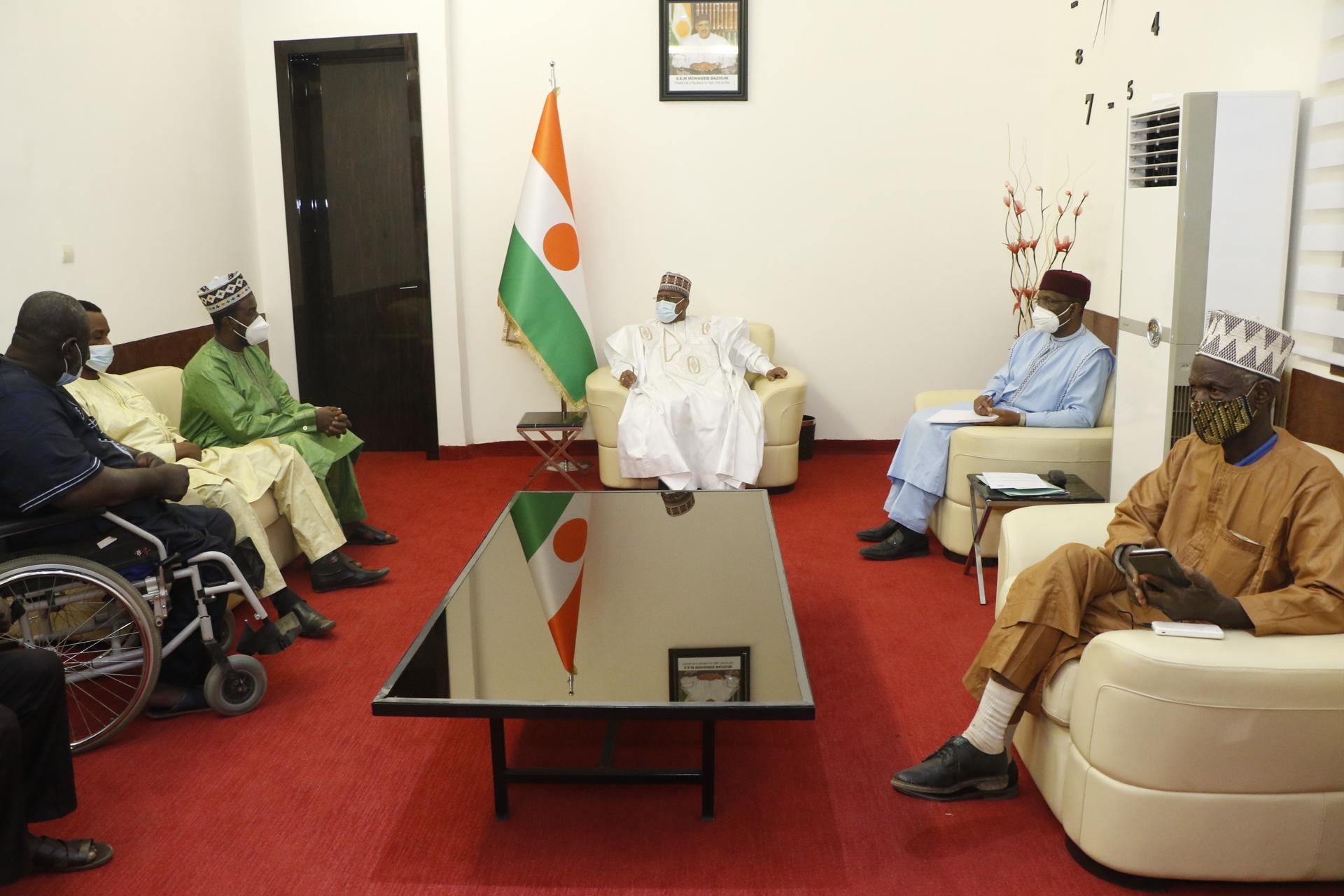 Entretien entre le président de l’Assemblée nationale et les membres du bureau de la fédération Nigérienne des personnes Handicapées (FNHP) Entretien entre le président de l’Assemblée nationale et les membres du bureau de la fédération Nigérienne des personnes Handicapées (FNHP)