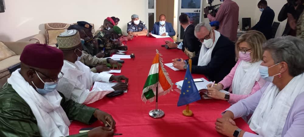 Visite à Agadez du Commissaire européen aux Affaires intérieures et à la Migration Visite à Agadez du Commissaire européen aux Affaires intérieures et à la Migration