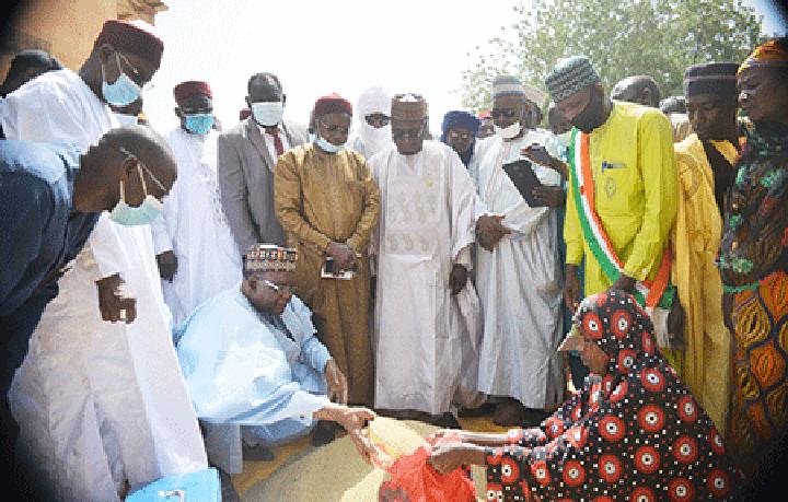 Lancement, par le ministre du Commerce, de la campagne nationale de vente à prix modéré de vivres à Damana : 80.000 tonnes de céréales mises en vente de février à septembre 2022 sur toute l’étendue du pays Lancement, par le ministre du Commerce, de la campagne nationale de vente à prix modéré de vivres à Damana : 80.000 tonnes de céréales mises en vente de février à septembre 2022 sur toute l’étendue du pays