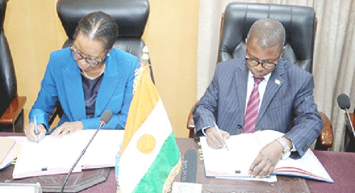 Signature de l’Accord de Financement du Projet d’accélération de l’accès à l’électricité au Niger (Haské) entre le Niger et la Banque mondiale : Plus de 180 milliards de francs CFA pour accroître l’accès à l’énergie Signature de l’Accord de Financement du Projet d’accélération de l’accès à l’électricité au Niger (Haské) entre le Niger et la Banque mondiale : Plus de 180 milliards de francs CFA pour accroître l’accès à l’énergie