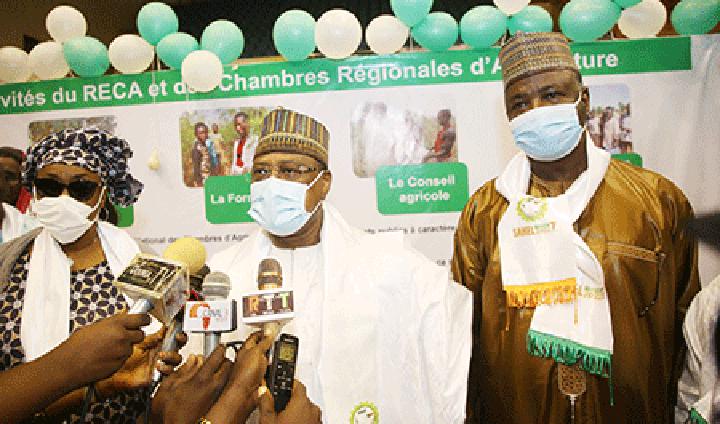 Visite du président de l’Assemblée nationale au salon, Sahel-Niger 2022 : «Je suis impressionné par la qualité des produits et j’invite nos concitoyens à consommer local pour encourager les producteurs», déclare SE. Seini Oumarou Visite du président de l’Assemblée nationale au salon, Sahel-Niger 2022 : «Je suis impressionné par la qualité des produits et j’invite nos concitoyens à consommer local pour encourager les producteurs», déclare SE. Seini Oumarou