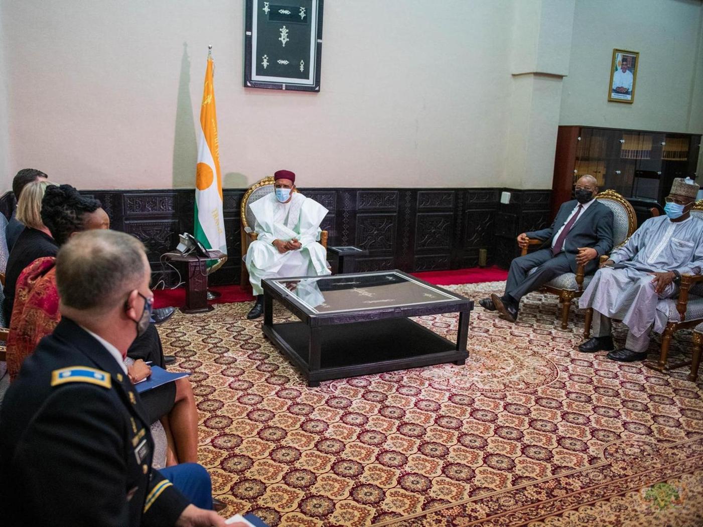 Le Président Bazoum s’entretient avec une délégation de hauts fonctionnaires des États-Unis d’Amérique en visite de travail au Niger Le Président Bazoum s’entretient avec une délégation de hauts fonctionnaires des États-Unis d’Amérique en visite de travail au Niger