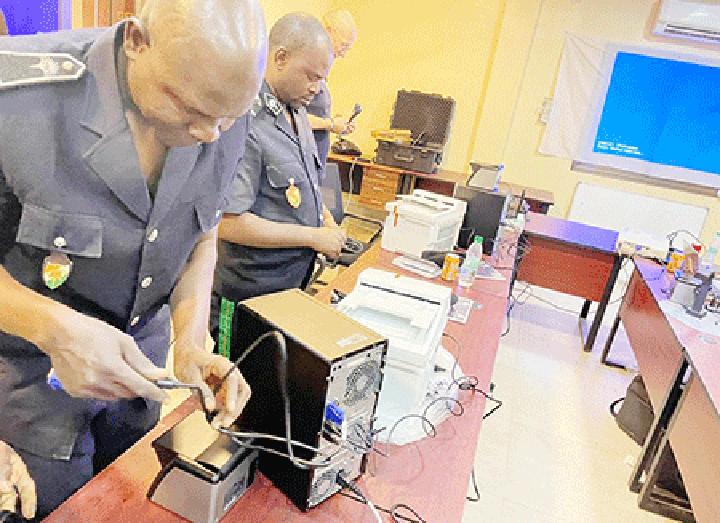 Lutte contre la fraude documentaire et le trafic illicite de migrants et la traite des êtres humains : Dix (10) agents de police de l’ECI-Niger formés sur les techniques de l’enregistrement biométrique Lutte contre la fraude documentaire et le trafic illicite de migrants et la traite des êtres humains : Dix (10) agents de police de l’ECI-Niger formés sur les techniques de l’enregistrement biométrique