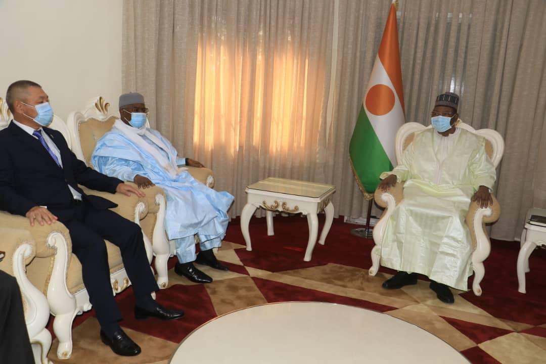 Le Premier Ministre Ouhoumoudou Mahamadou reçoit le Secrétaire Général de l’OCI Le Premier Ministre Ouhoumoudou Mahamadou reçoit le Secrétaire Général de l’OCI