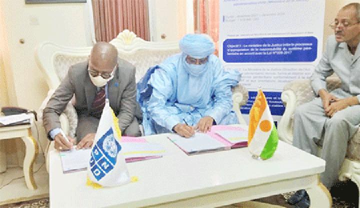 Signature de convention relative au Projet d’Appui aux Services Pénitentiaires : Mettre en œuvre des mesures d’amélioration des conditions de détention Signature de convention relative au Projet d’Appui aux Services Pénitentiaires : Mettre en œuvre des mesures d’amélioration des conditions de détention