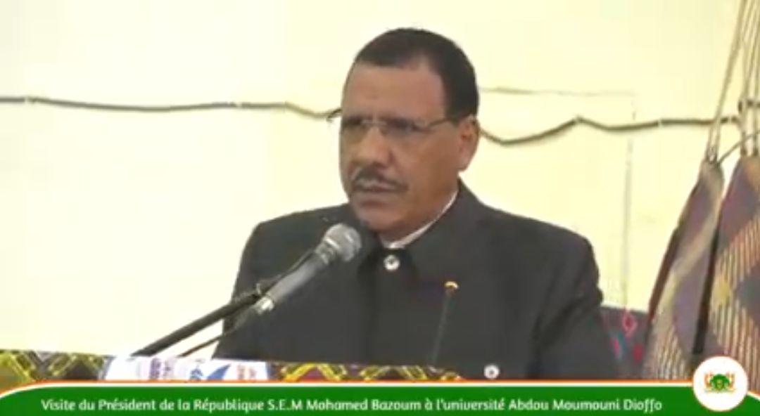 Cinquantenaire de l’UAM : Le Président Mohamed Bazoum rend hommage aux pères fondateurs de l’université Abdou Moumouni de Niamey Cinquantenaire de l’UAM : Le Président Mohamed Bazoum rend hommage aux pères fondateurs de l’université Abdou Moumouni de Niamey