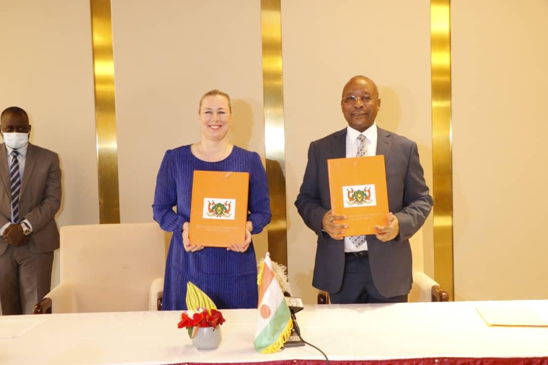 Signature à Niamey d’un accord de financement du nouveau plan d’actions 2021-2027 entre le Niger et l’UE pour un coût global de 197 milliards de CFA Signature à Niamey d’un accord de financement du nouveau plan d’actions 2021-2027 entre le Niger et l’UE pour un coût global de 197 milliards de CFA