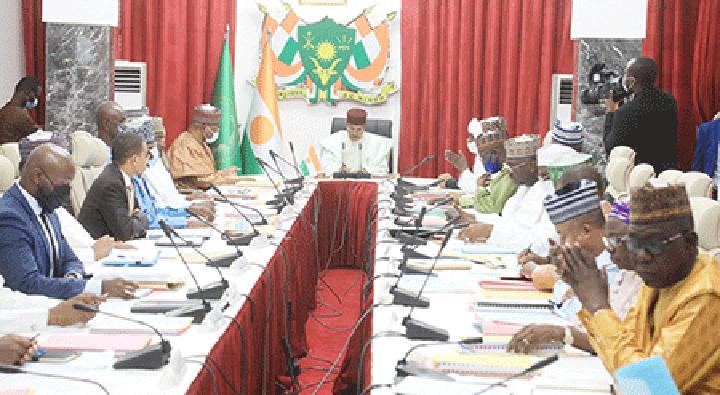 Au Conseil des Ministres : Le Gouvernement réitère son engagement à remplacer les salles de classe en paillote par des salles de classe en matériaux définitifs Au Conseil des Ministres : Le Gouvernement réitère son engagement à remplacer les salles de classe en paillote par des salles de classe en matériaux définitifs