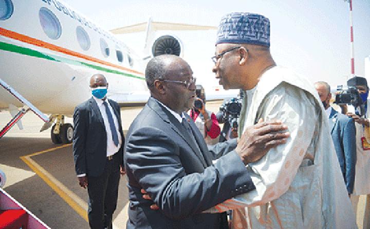 Visite de travail et d’amitié du Vice-président de la République de Côte d’Ivoire : SE Tiemoko Meyliet Koné accueilli à l’aéroport international Diori Hamani par le Premier ministre Ouhoumoudou Mahamadou Visite de travail et d’amitié du Vice-président de la République de Côte d’Ivoire : SE Tiemoko Meyliet Koné accueilli à l’aéroport international Diori Hamani par le Premier ministre Ouhoumoudou Mahamadou