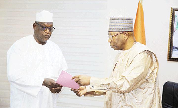 A la Primature : Le rapport du forum de Tillabéri sur la paix et le développement remis au Chef du Gouvernement A la Primature : Le rapport du forum de Tillabéri sur la paix et le développement remis au Chef du Gouvernement