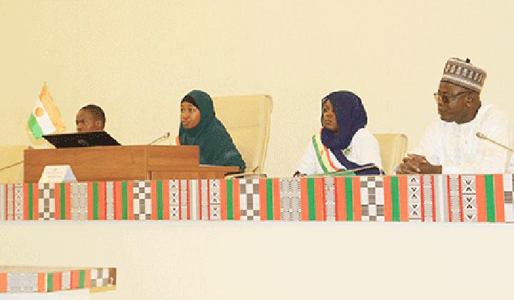 Assemblée nationale/Installation et mise en place du bureau du Parlement des jeunes du Niger : Melle Ouma-kaltouma-Elhadj Abala élue présidente du parlement junior Assemblée nationale/Installation et mise en place du bureau du Parlement des jeunes du Niger : Melle Ouma-kaltouma-Elhadj Abala élue présidente du parlement junior