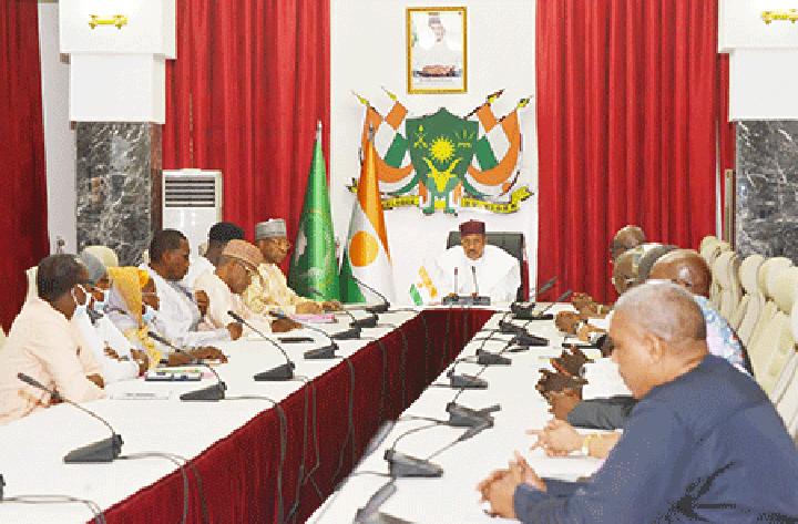 Rencontre, à la Présidence de la République, avec les acteurs du Sport national : Echanges sur les problèmes qui minent le développement du sport et les solutions envisagées Rencontre, à la Présidence de la République, avec les acteurs du Sport national : Echanges sur les problèmes qui minent le développement du sport et les solutions envisagées