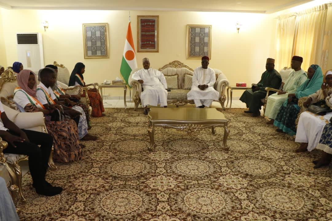 Niamey : Le nouveau bureau du parlement des jeunes présenté au président de l’assemblée Nationale Niamey : Le nouveau bureau du parlement des jeunes présenté au président de l’assemblée Nationale