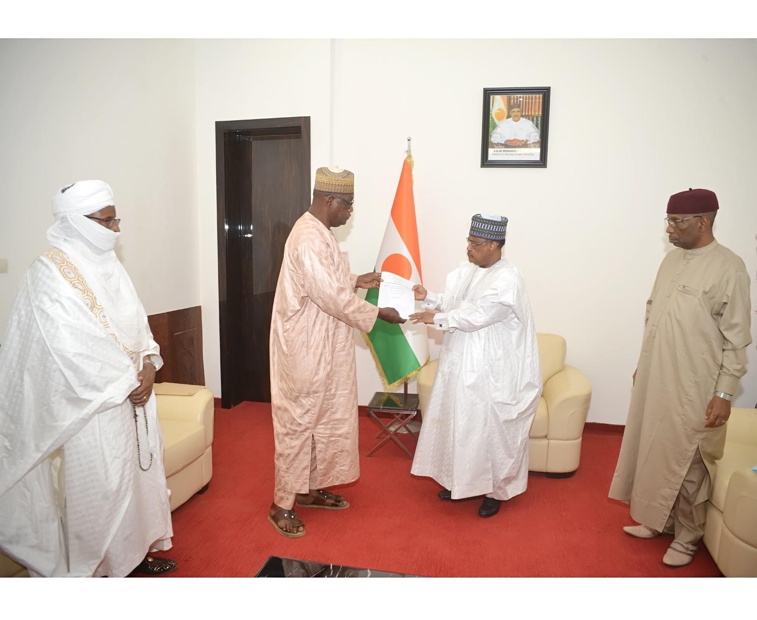 Le Président de l’Assemblée Nationale reçoit le comité d’organisation du Forum de Tillabéri Le Président de l’Assemblée Nationale reçoit le comité d’organisation du Forum de Tillabéri