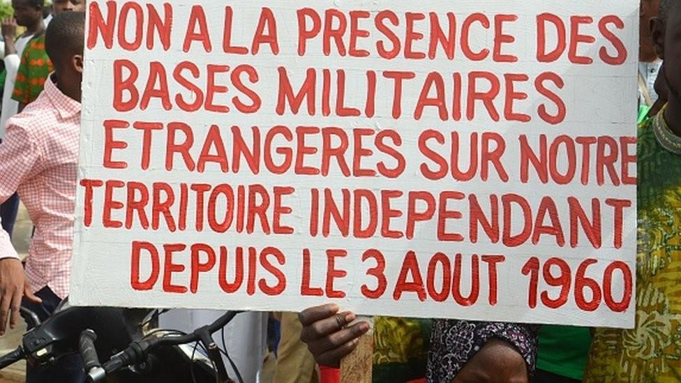 Des nigériens manifestant contre la présence militaire étrangère au Niger
