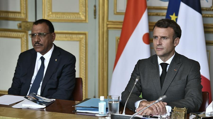 Les présidents nigérien et français à Paris