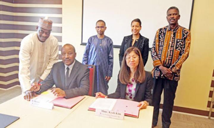 Le ministre d’Etat Hassoumi Massoudou a pris part aux négociations sur le développement d’un Programme Compact Régional au bénéfice du Niger et du Bénin, à Cotonou : Amélioration de la compétitivité du corridor Cotonou -Niamey à travers une meilleure fluidité du transport des marchandises Le ministre d’Etat Hassoumi Massoudou a pris part aux négociations sur le développement d’un Programme Compact Régional au bénéfice du Niger et du Bénin, à Cotonou : Amélioration de la compétitivité du corridor Cotonou -Niamey à travers une meilleure fluidité du transport des marchandises