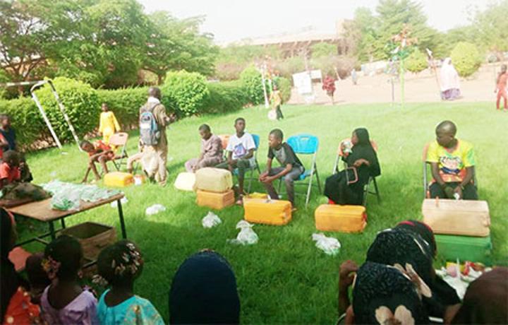 Récupération des déchets plastiques : M. Adam Sani encadre des écoliers dans la confection d’objets ménagers Récupération des déchets plastiques : M. Adam Sani encadre des écoliers dans la confection d’objets ménagers
