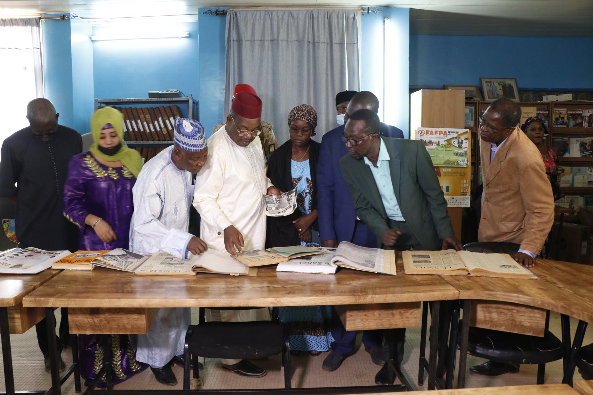 Niamey: Le Ministre de la communication dans les locaux de l’ONEP et des journaux privés le ‘’Courrier’’, le ‘’Monde d’aujourd’hui’’ et le ‘’Canard en furie’’ Niamey: Le Ministre de la communication dans les locaux de l’ONEP et des journaux privés le ‘’Courrier’’, le ‘’Monde d’aujourd’hui’’ et le ‘’Canard en furie’’