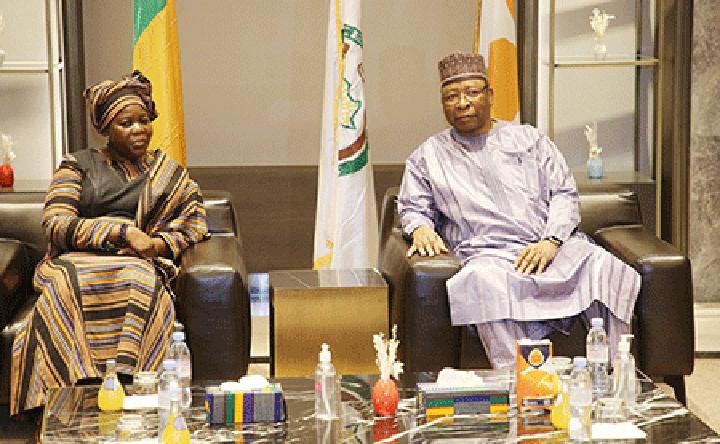 Visite de la Vice-présidente de la République du Benin au Niger : SE Mariam Chabi Talata a été accueillie, hier dans l’après-midi à Niamey, par le Premier ministre Ouhoumoudou Mahamadou Visite de la Vice-présidente de la République du Benin au Niger : SE Mariam Chabi Talata a été accueillie, hier dans l’après-midi à Niamey, par le Premier ministre Ouhoumoudou Mahamadou