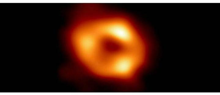Les scientifique viennent de dévoiler la toute première photo de Sagittarius A, le trou noir supermassif au centre de notre Galaxie Les scientifique viennent de dévoiler la toute première photo de Sagittarius A, le trou noir supermassif au centre de notre Galaxie