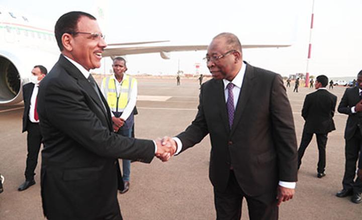 Fin de la visite du Président de la République à Abu Dhabi, aux Emirats Arabes Unis : S.E.M Mohamed Bazoum a regagné Niamey, hier en fin d’après-midi Fin de la visite du Président de la République à Abu Dhabi, aux Emirats Arabes Unis : S.E.M Mohamed Bazoum a regagné Niamey, hier en fin d’après-midi