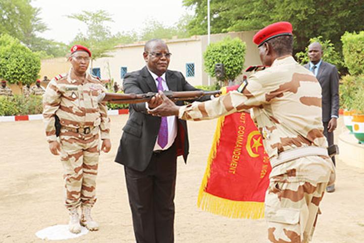 Passation de commandement à la Garde Nationale du Niger : Le Colonel-major Midou Guirey prend le commandement de la GNN Passation de commandement à la Garde Nationale du Niger : Le Colonel-major Midou Guirey prend le commandement de la GNN