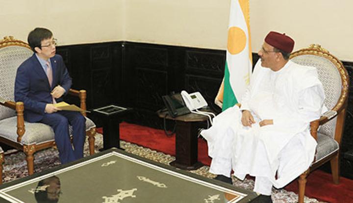 A la Présidence de la République : Le Chef de l’Etat reçoit le ministre algérien de la Santé, les ambassadeurs de Türkiye et de Chine au Niger A la Présidence de la République : Le Chef de l’Etat reçoit le ministre algérien de la Santé, les ambassadeurs de Türkiye et de Chine au Niger