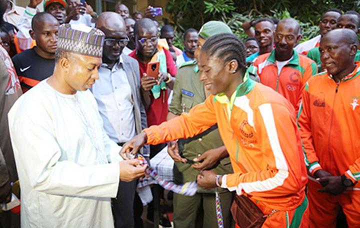 Accueil des athlètes nigériens de retour de Saint-Pierre, à Maurice : La fusée Aminatou Seini et ses coéquipiers chaleureusement accueillis par les nigériens Accueil des athlètes nigériens de retour de Saint-Pierre, à Maurice : La fusée Aminatou Seini et ses coéquipiers chaleureusement accueillis par les nigériens