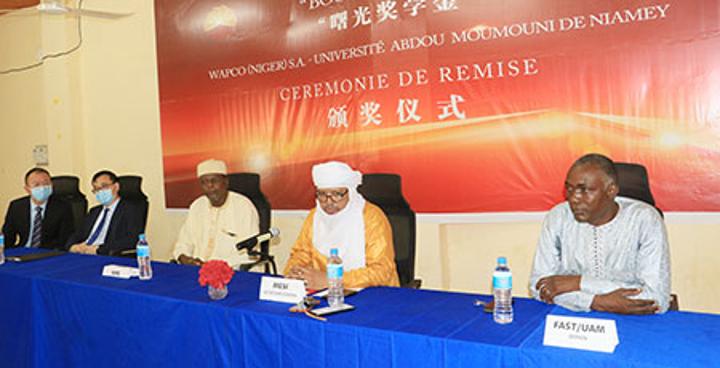 Appui à l’Enseignement Supérieur : Remise de bourses aux 45 étudiants du département de Mines et Pétrole par la Société WAPCO-Niger Appui à l’Enseignement Supérieur : Remise de bourses aux 45 étudiants du département de Mines et Pétrole par la Société WAPCO-Niger