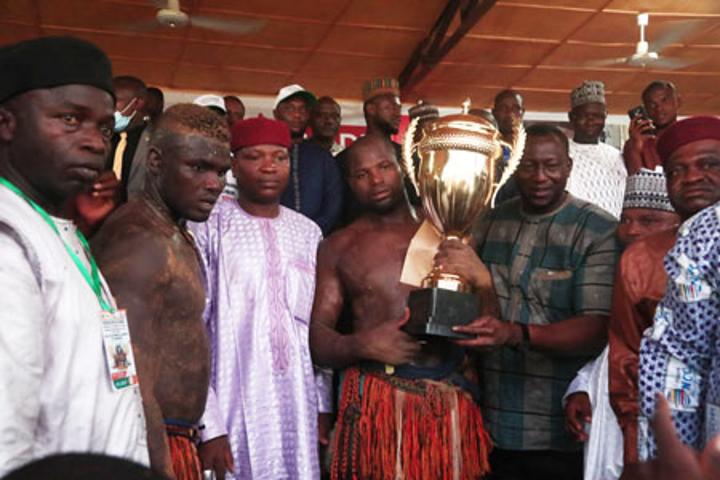 Lutte traditionnelle / Coupe du Président de la République : Issaka Issaka de Dosso remporte la coupe face à Yacouba Adamou de Niamey Lutte traditionnelle / Coupe du Président de la République : Issaka Issaka de Dosso remporte la coupe face à Yacouba Adamou de Niamey