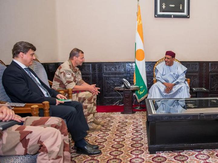 Le Président Mohamed Bazoum reçoit le Commandant de la Force Barkhane Le Président Mohamed Bazoum reçoit le Commandant de la Force Barkhane