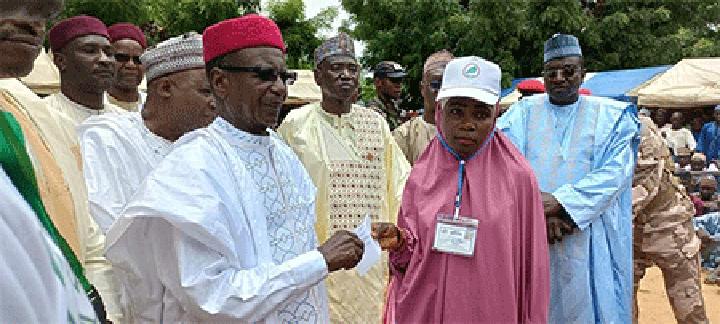 Opération de versement des subventions aux jeunes de la commune rurale de Yékoua (région de Zinder) : Le Haut Représentant du Président de la République parraine l’évènement Opération de versement des subventions aux jeunes de la commune rurale de Yékoua (région de Zinder) : Le Haut Représentant du Président de la République parraine l’évènement