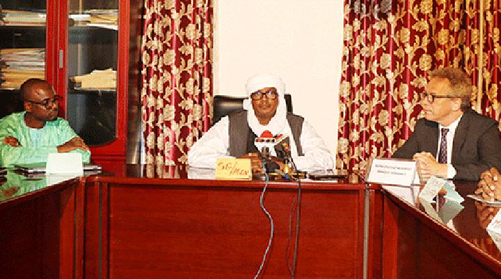 Signature des Contrats de performance entre le Ministère de l’Education Nationale et les Directions Régionales dudit Ministère : Encourager la culture de redevabilité et celle des résultats accès sur la base d’indicateur précis Signature des Contrats de performance entre le Ministère de l’Education Nationale et les Directions Régionales dudit Ministère : Encourager la culture de redevabilité et celle des résultats accès sur la base d’indicateur précis