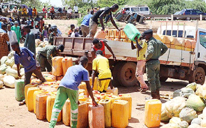 Fraude des hydrocarbures au Niger : Environ 350 bidons de 25 litres d’essence saisis par la douane au village de Bido Goungou Fraude des hydrocarbures au Niger : Environ 350 bidons de 25 litres d’essence saisis par la douane au village de Bido Goungou