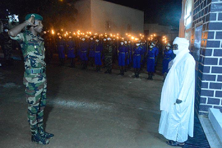 Retraite aux Flambeaux : Des honneurs rendus à plusieurs hautes personnalités à Niamey Retraite aux Flambeaux : Des honneurs rendus à plusieurs hautes personnalités à Niamey