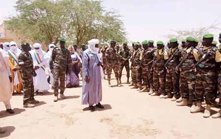 Visite de travail du ministre de la Défense Nationale à Arlit : M. Alkassoum Indattou échange avec les soldats du 23ème Bataillon Interarmes et du 233ème Escadron Blindé Visite de travail du ministre de la Défense Nationale à Arlit : M. Alkassoum Indattou échange avec les soldats du 23ème Bataillon Interarmes et du 233ème Escadron Blindé