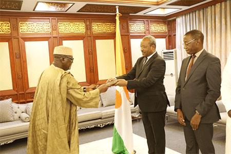 Ministère des Affaires Etrangères et de la Coopération : Deux nouveaux ambassadeurs et un représentant d’institution présentent les copies figurées de leurs lettres de créance et une lettre d’accréditation Ministère des Affaires Etrangères et de la Coopération : Deux nouveaux ambassadeurs et un représentant d’institution présentent les copies figurées de leurs lettres de créance et une lettre d’accréditation