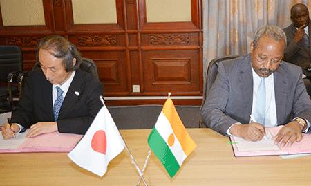 Signature de l’Echange de Notes relatif au KR 2022 : 2 milliards de FCFA de don japonais pour l’approvisionnement en riz au Niger Signature de l’Echange de Notes relatif au KR 2022 : 2 milliards de FCFA de don japonais pour l’approvisionnement en riz au Niger