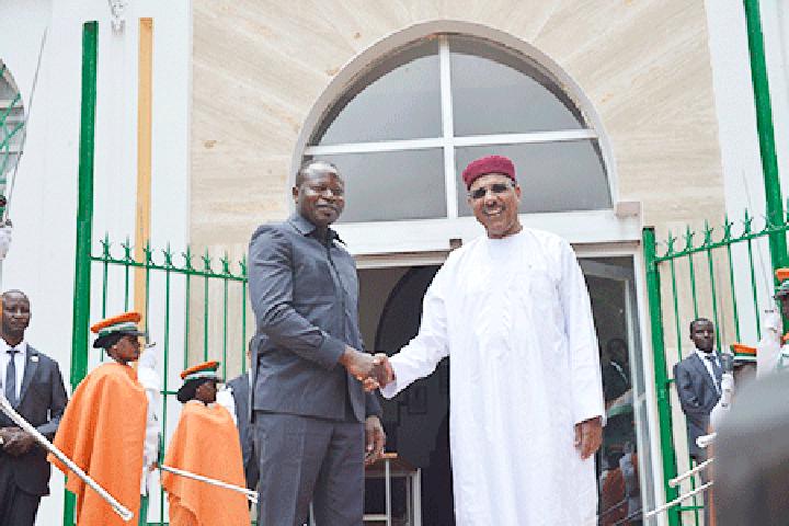 Visite d’amitié et de travail du Président de la Transition du Burkina Faso au Niger : Le Niger et le Burkina s’accordent sur une nouvelle dynamique de lutte contre le terrorisme au Sahel Visite d’amitié et de travail du Président de la Transition du Burkina Faso au Niger : Le Niger et le Burkina s’accordent sur une nouvelle dynamique de lutte contre le terrorisme au Sahel