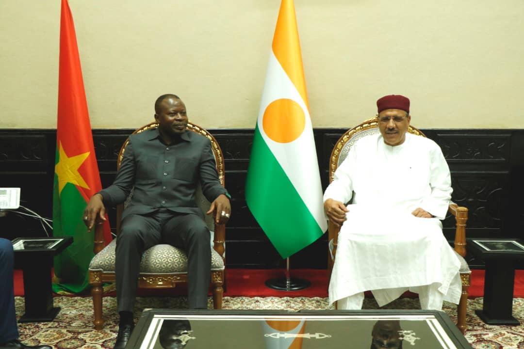 Les questions de sécurité au centre d’un entretien entre le Président Mohamed Bazoum et le Président de la transition du Burkina Faso Les questions de sécurité au centre d’un entretien entre le Président Mohamed Bazoum et le Président de la transition du Burkina Faso
