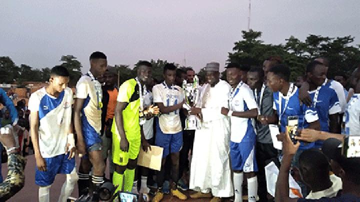 Football/ finale de la 24ème édition du TGV de Boukoki : Le club ‘‘Onze Pros’’ remporte la coupe face à l’AS Colombie Football/ finale de la 24ème édition du TGV de Boukoki : Le club ‘‘Onze Pros’’ remporte la coupe face à l’AS Colombie