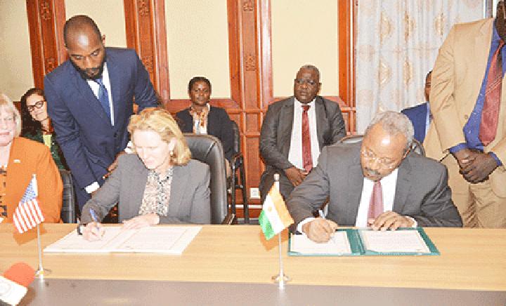 Signature d’un communiqué conjoint entre la République du Niger et l’Agence des Etats Unis pour le Développement (USAID) : L’USAID renforce sa coopération avec le Gouvernement du Niger Signature d’un communiqué conjoint entre la République du Niger et l’Agence des Etats Unis pour le Développement (USAID) : L’USAID renforce sa coopération avec le Gouvernement du Niger