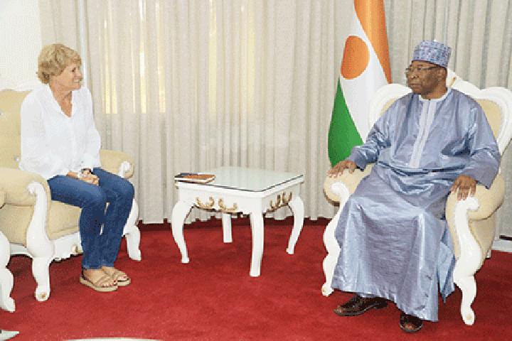 A la Primature : Le chef du gouvernement reçoit la Cheffe de mission de l’OIM et l’Ambassadeur de France au Niger, tous en fin de mission A la Primature : Le chef du gouvernement reçoit la Cheffe de mission de l’OIM et l’Ambassadeur de France au Niger, tous en fin de mission