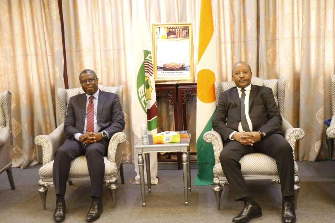 Niamey : Deux nouveaux ambassadeurs et le représentant résident de la CEDEAO présentent leurs lettres de créance et d’accréditation au Ministre des affaires étrangères Niamey : Deux nouveaux ambassadeurs et le représentant résident de la CEDEAO présentent leurs lettres de créance et d’accréditation au Ministre des affaires étrangères